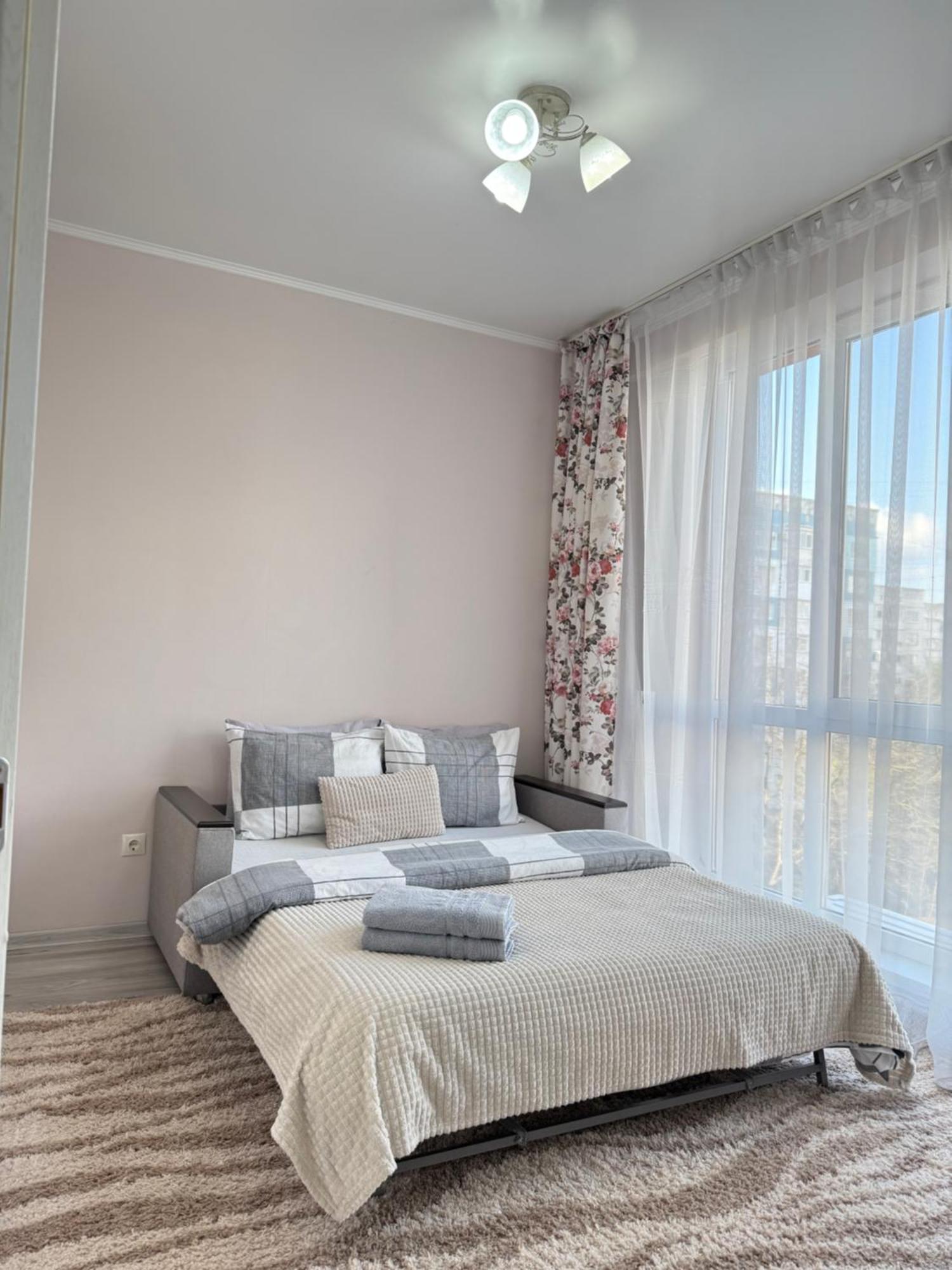 Cozy Two Bedroom Large Apartment Chisinau Exterior photo